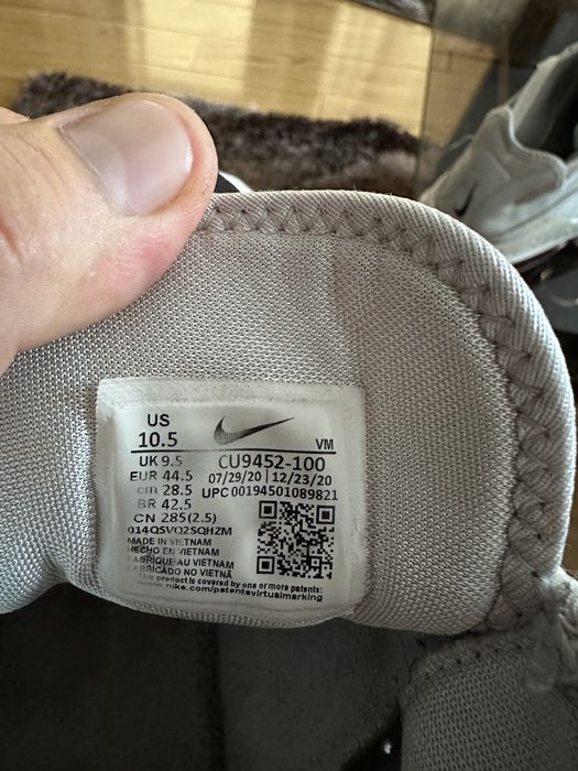 Vand doua perechi adidasi nike