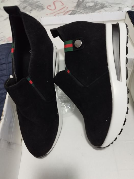 Леки велурени обувки