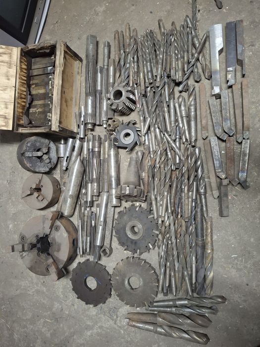 Продам  сверла, метчики, резцы, болты и гайки.