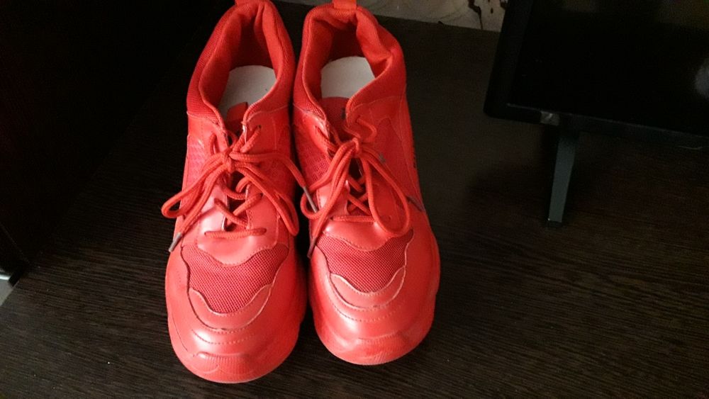 Кроссовки женские