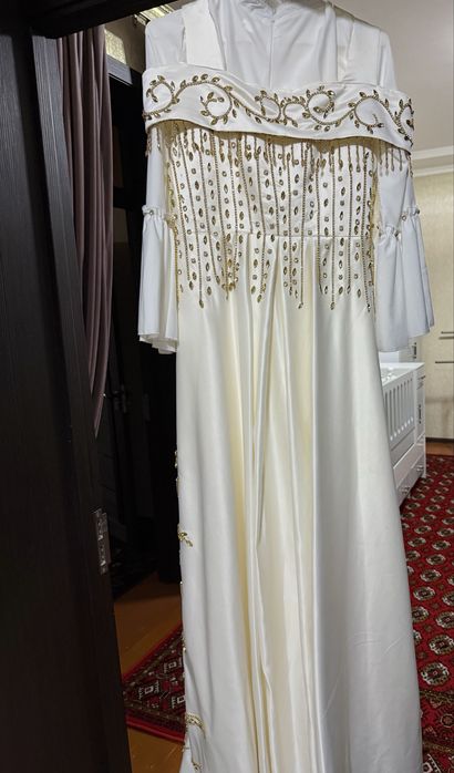 Ansambl orqasi uzun shleyfli