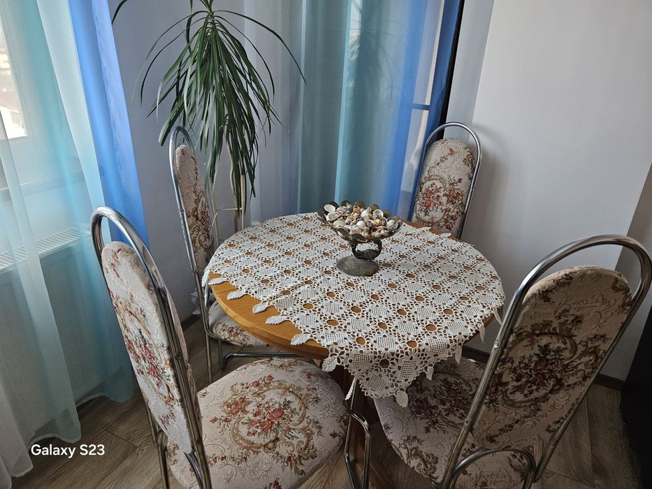 Vând 4 scaune plus masa extensibila lemn masiv