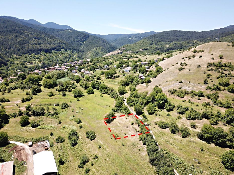 Продавам парцел УПИ 900кв.м. в село Орехово обл.Смолян