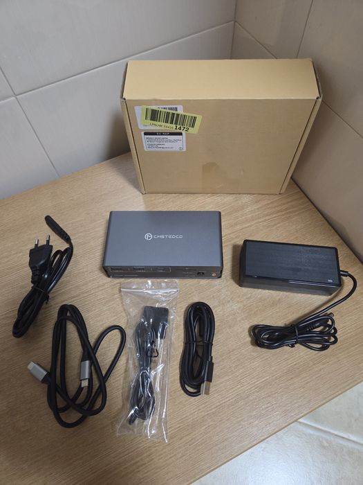 KVM докинг станция (модел CMSTEDCD SW523P), която позволява споделянето на монитори и периферия между два компютъра.