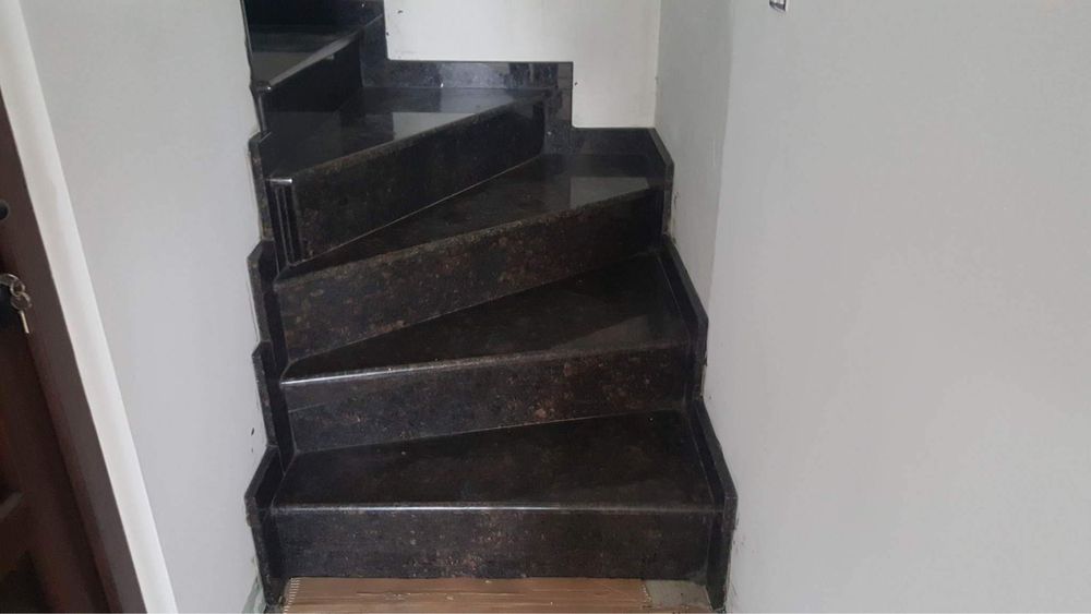 Trepte și contratrepte din granit, marmură, cuarț, compozit – la comandă