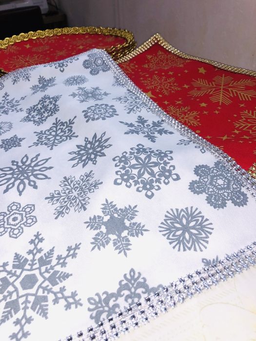 Салфетки, подтарельники продам.