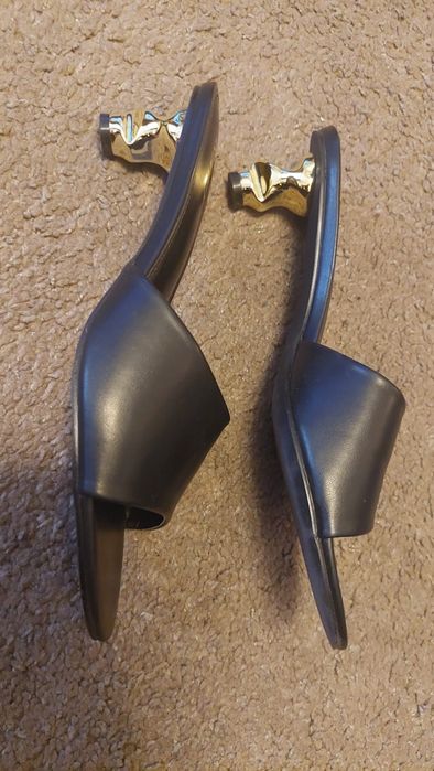 Vând Papuci de casă-black măsura 40 .