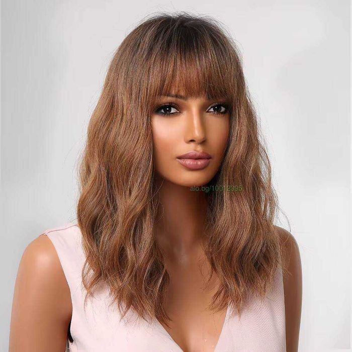 Светло кафява вълнообразна перука с бретон и тъмни корени