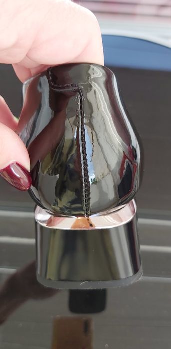 Дамски черни лачени обувки с катарама и нисък ток