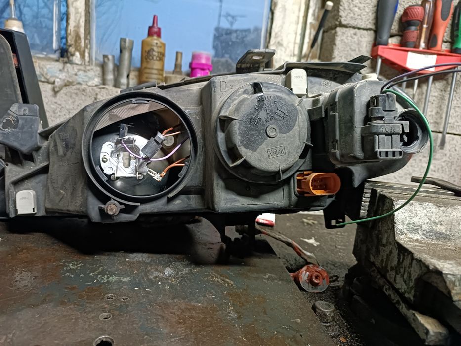 Продам на Рено фары