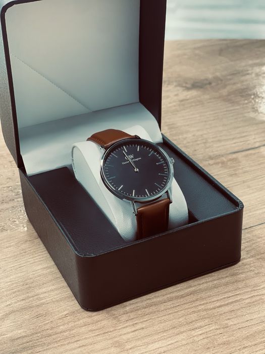 Часы наручные.