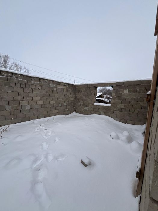 Дом находиться продажу с участком