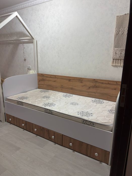 Кровать с матрасом