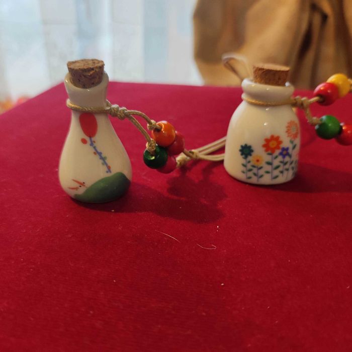 Различни моделчета колиета от порцелан