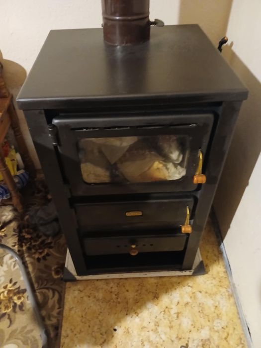 Запазена  камина на твърдо гориво