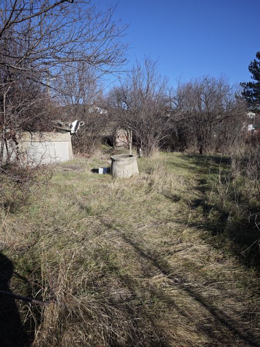 Продавам парцел с къща за тотален ремонт квартал Изгрев гр.Нови Искър