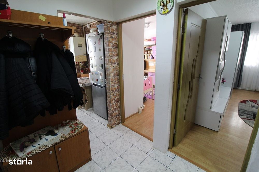 Vând apartament 4 camere în Hunedoara, M7-Trandafirilor, parter înalt