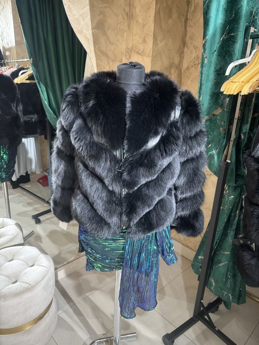 Vand haina din blana de vulpe naturala model in V la 1500 lei