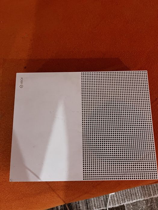 Xbox one s ca si nou fara maneta am si jocuri la el
