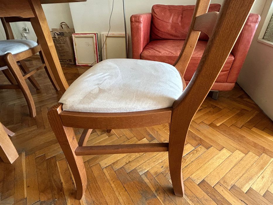 Разтегателна маса и 6 стола от масивно дърво в супер състояние