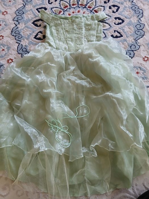 Қыздарға әдемі көйлектер сатылады