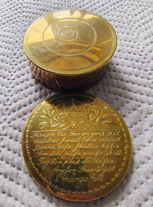Шведска кръгла месингова кутийка за емфие (снусдоса) от Скултуна