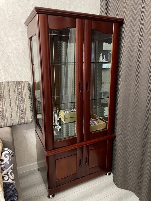 Шкаф ветрина чистое дерево