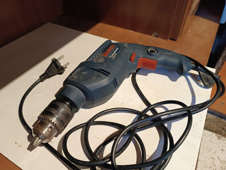 Două mașini de găurit