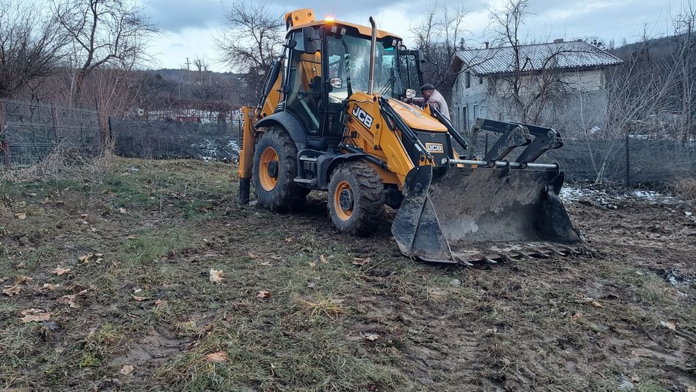 Excavatii, santuri apa, canal, gaz, electric, decopertari, etc.