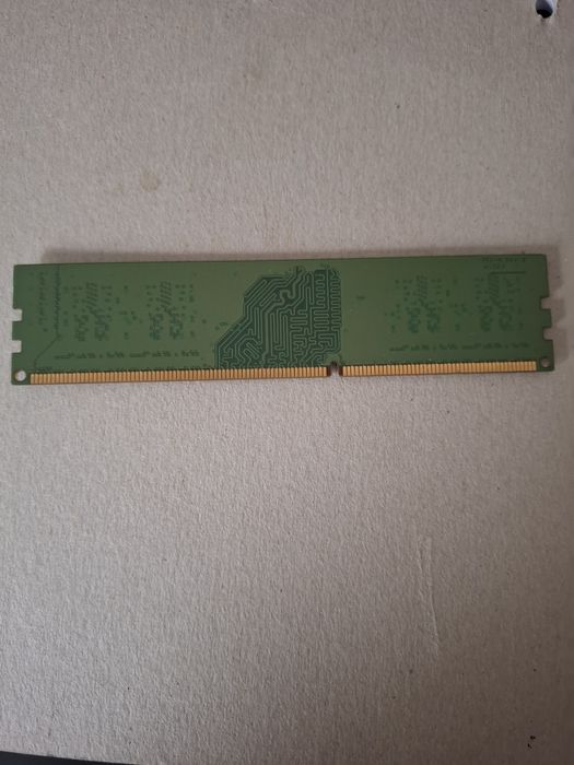 Vând 1 memorie pc de 2GB dd3