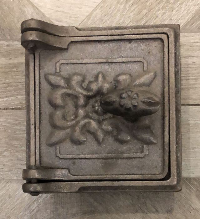 Дверка поддувальная чугунная