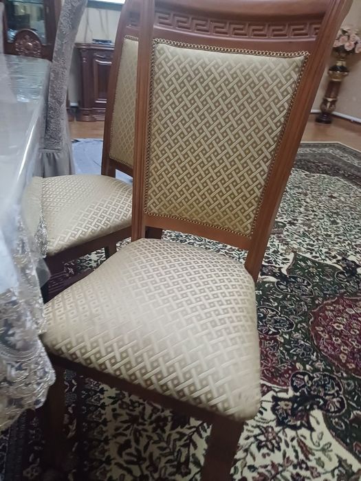 Срочно продам комплект стол стульями