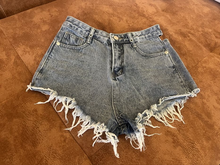 Къси дънкови панталони.