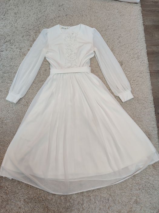 Красивое белое платье