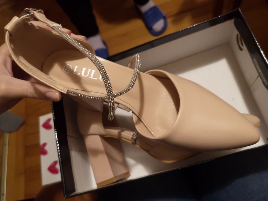 Vand pantofi decupati eleganti