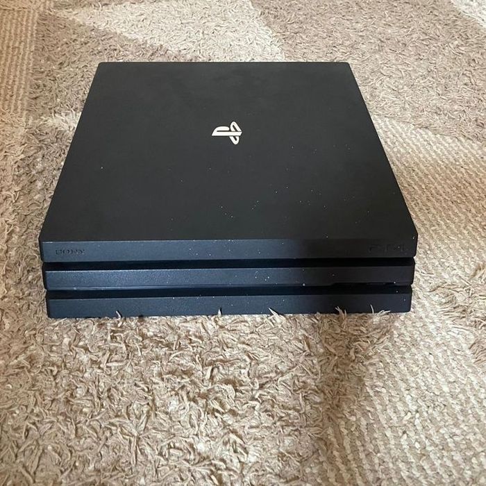 PS4 Pro + Controller
