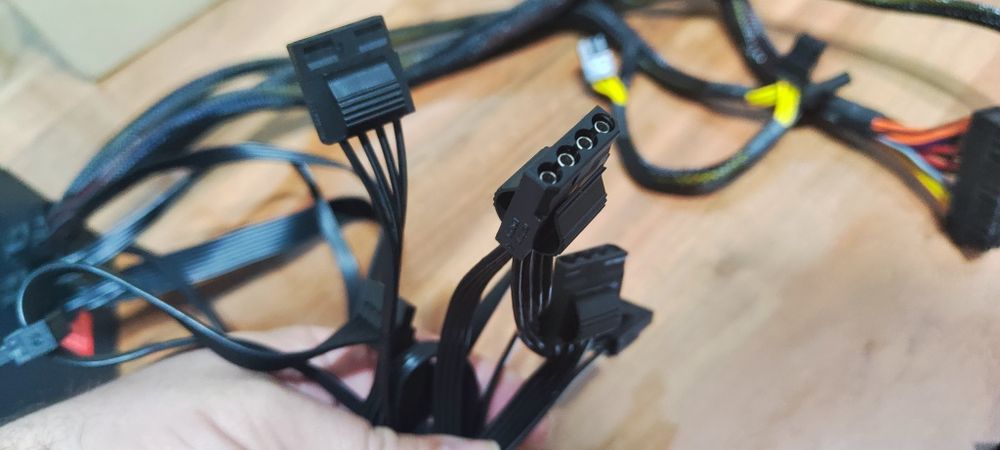 Продавам работещо захранване Aerocool Integrator MOD XT 750W