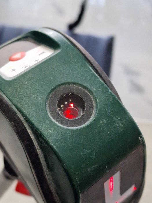 Лазерен нивелир BOSCH UniversalLevel 2 със статив