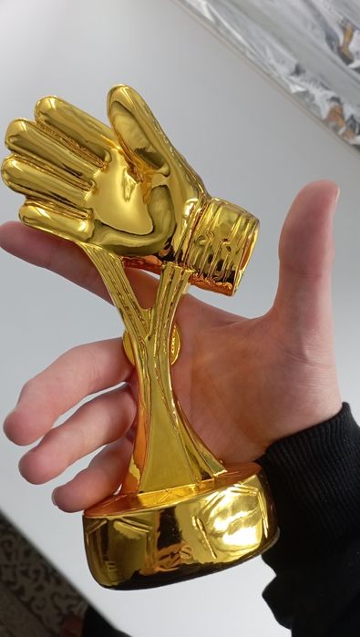 Алтын қолғап/Золотая перчатка. Статуэтка.