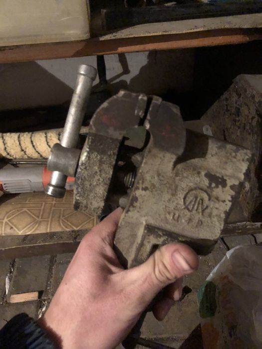 Продам тиски маленькие