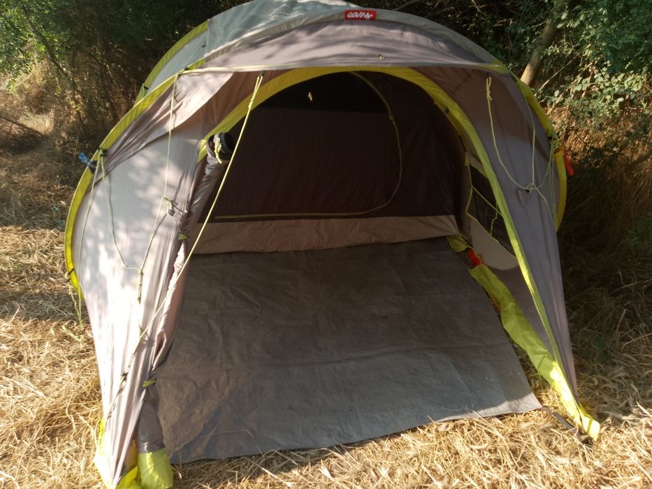 Палатка Quechua.