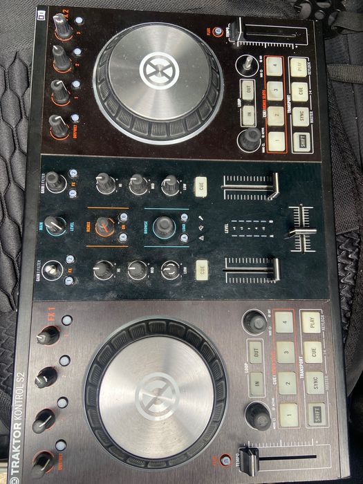 Traktor s2 диджейский контроллер