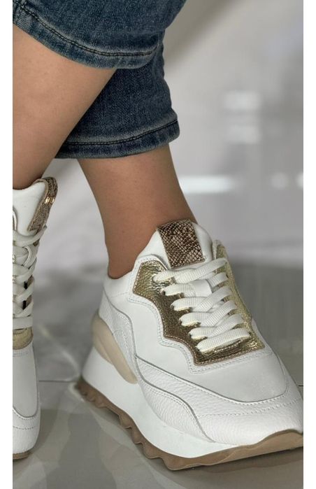 Продаю женские кроссовки