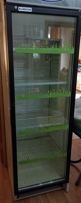 Продам холодильник витринный вертикальный