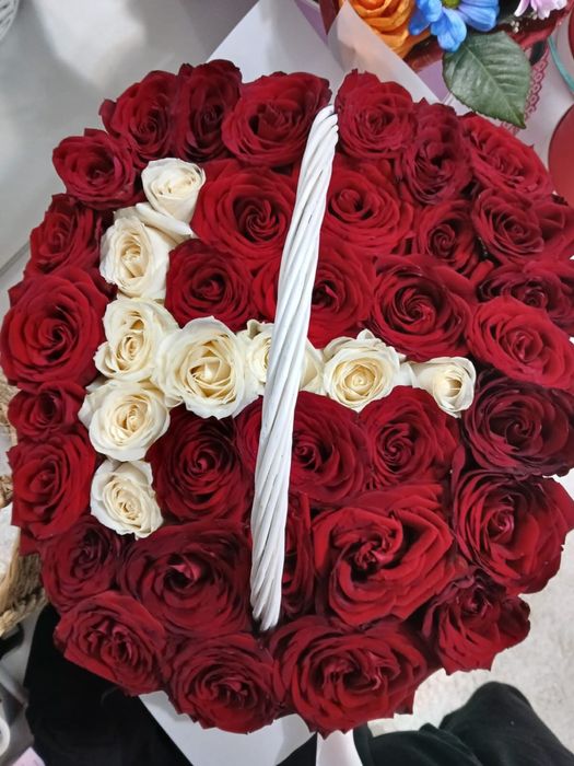 Красные розы в корзине 41 штук