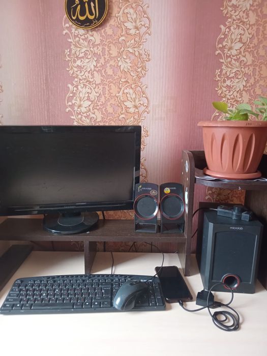 Компьютер и стол