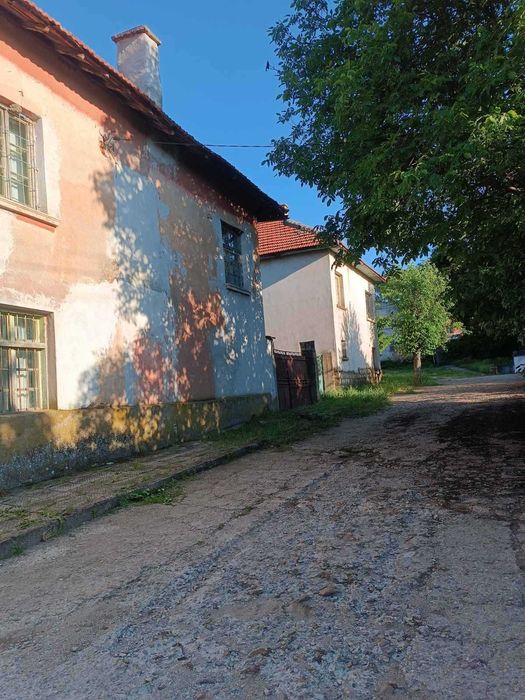 Продавам къща в с. Три кладенци.