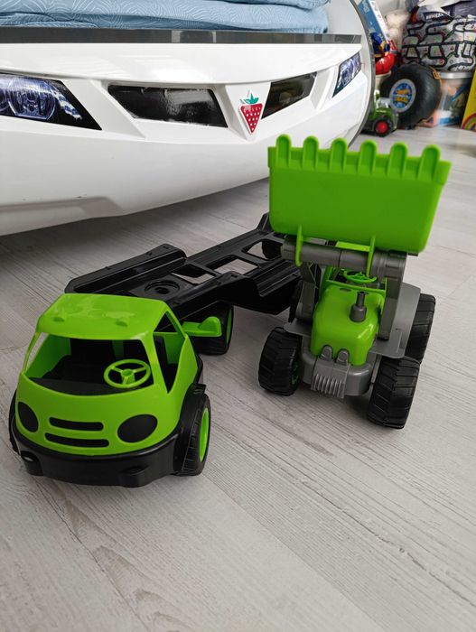 Камион с трактор