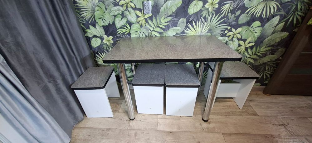 Стол и 4 стула для кухни!