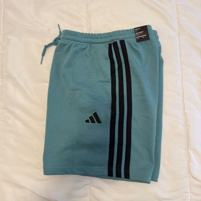 Vand pantaloni scurti  sport